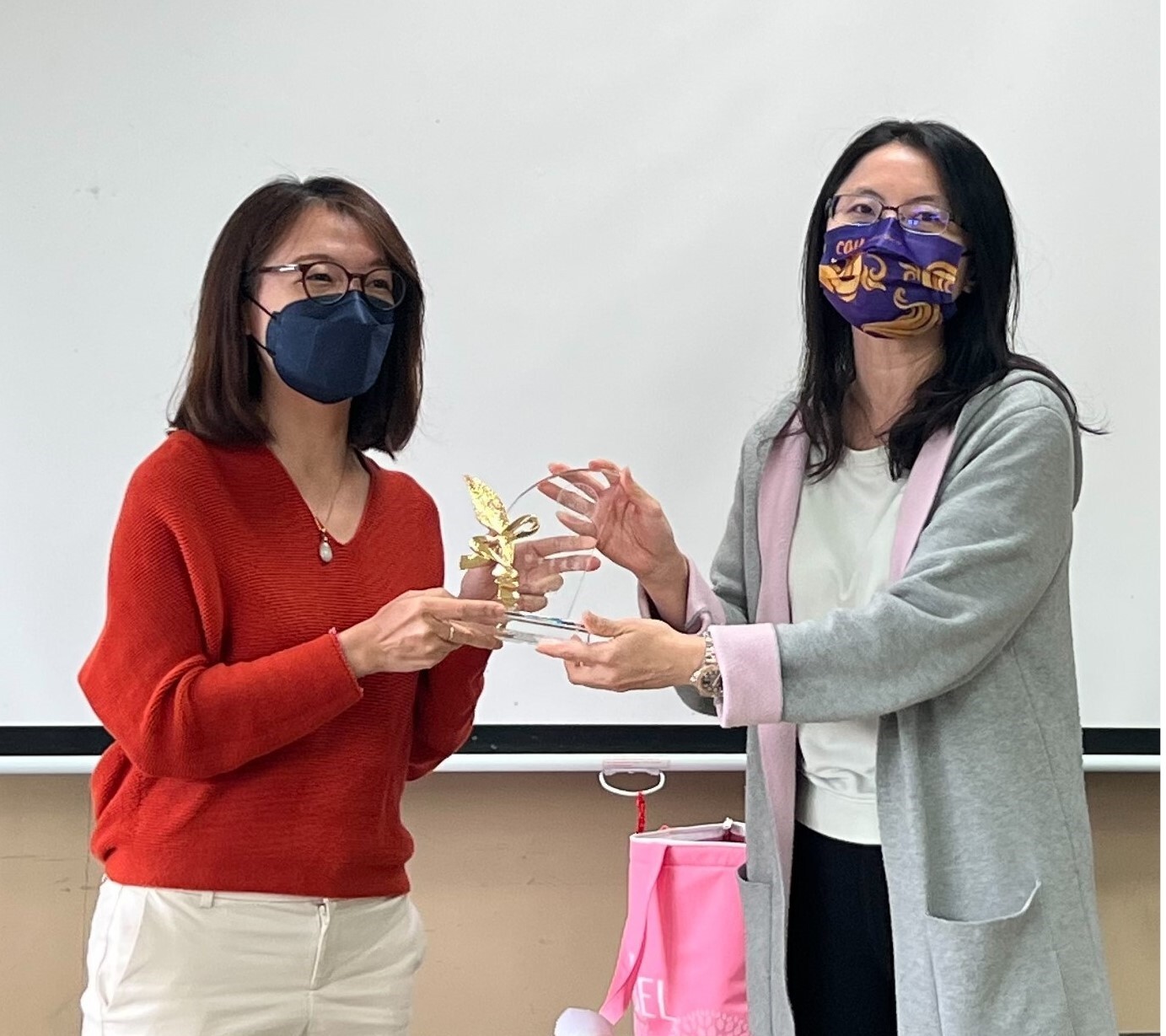 110年傑出系友-黃菁萍